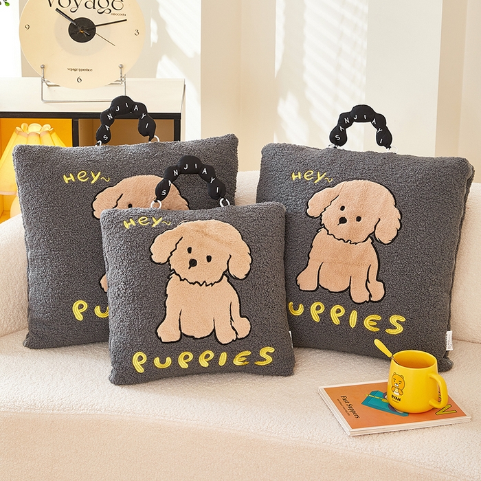 91家纺网 家纺一手货源 找家纺 伊可爱2025新款秋冬泰迪绒卡通贴布绣提手抱枕被-贝宝 贝宝-星河灰