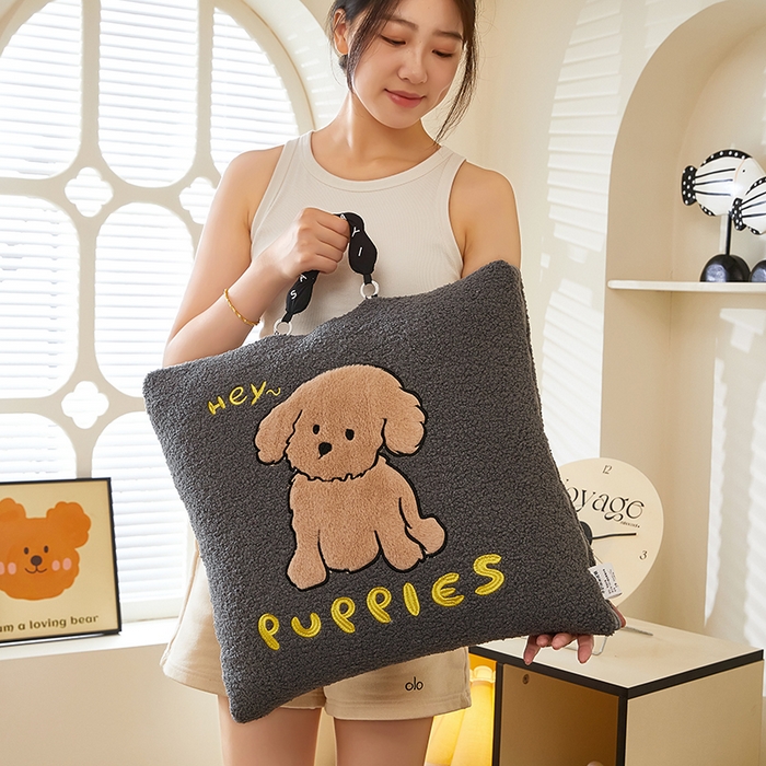 91家纺网 家纺一手货源 找家纺 伊可爱2025新款秋冬泰迪绒卡通贴布绣提手抱枕被-贝宝 贝宝-星河灰