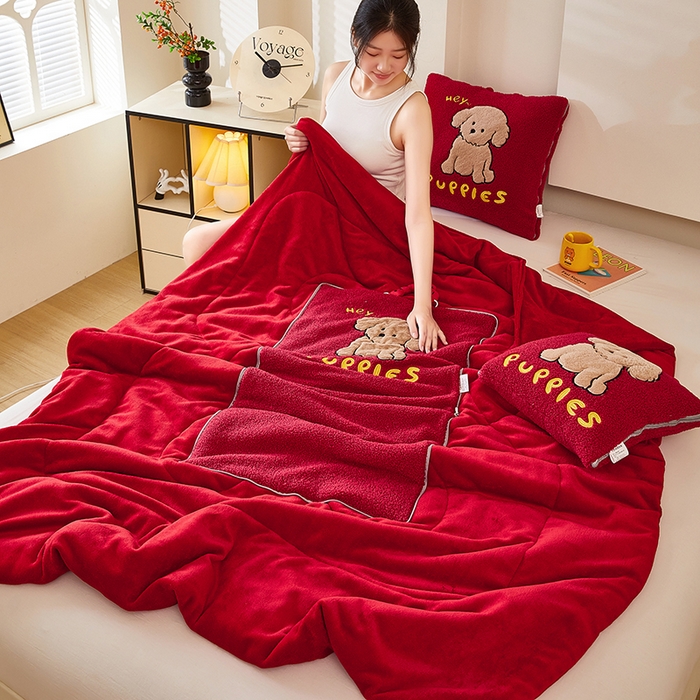 91家纺网 家纺一手货源 找家纺 伊可爱2025新款秋冬泰迪绒卡通贴布绣提手抱枕被-贝宝 贝宝-中国红