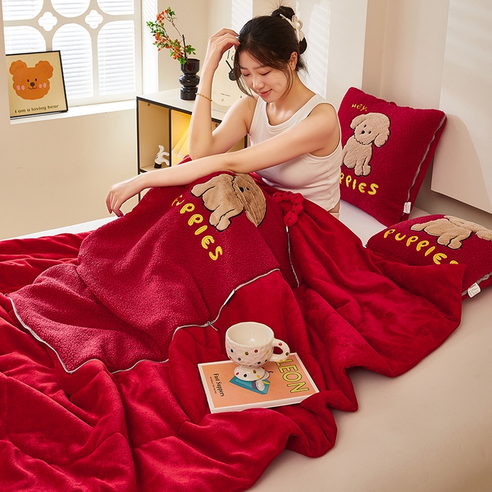 91家纺网 家纺一手货源 找家纺 伊可爱2025新款秋冬泰迪绒卡通贴布绣提手抱枕被-贝宝 贝宝-中国红