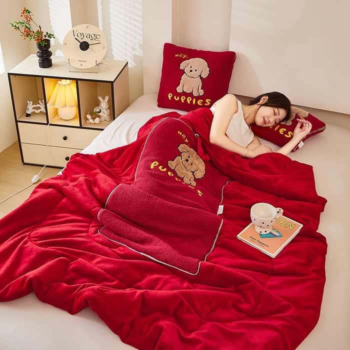 91家纺网 家纺一手货源 找家纺 伊可爱2025新款秋冬泰迪绒卡通贴布绣提手抱枕被-贝宝 贝宝-中国红