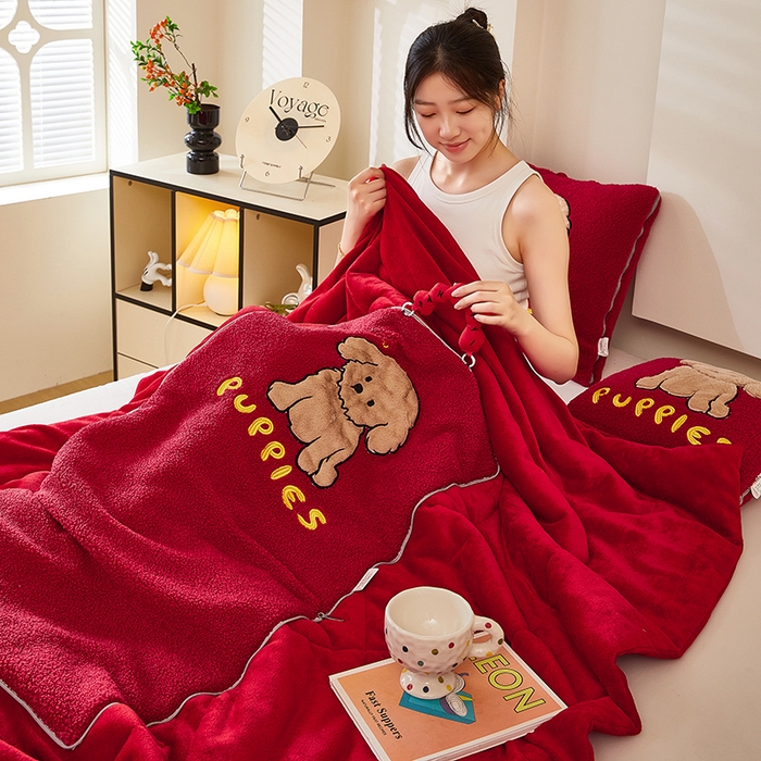 91家纺网 家纺一手货源 找家纺 伊可爱2025新款秋冬泰迪绒卡通贴布绣提手抱枕被-贝宝 贝宝-中国红