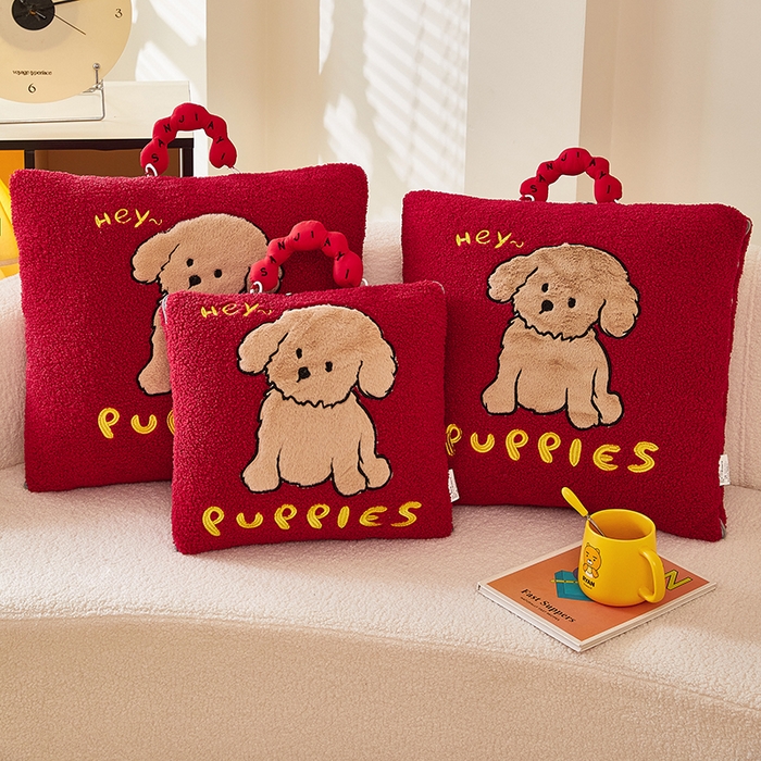 91家纺网 家纺一手货源 找家纺 伊可爱2025新款秋冬泰迪绒卡通贴布绣提手抱枕被-贝宝 贝宝-中国红