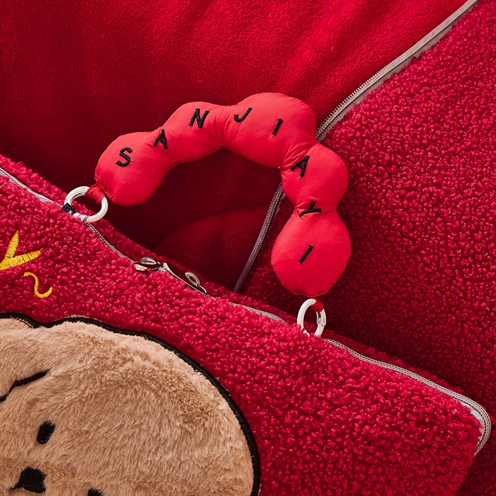 91家纺网 家纺一手货源 找家纺 伊可爱2025新款秋冬泰迪绒卡通贴布绣提手抱枕被-贝宝 贝宝-中国红