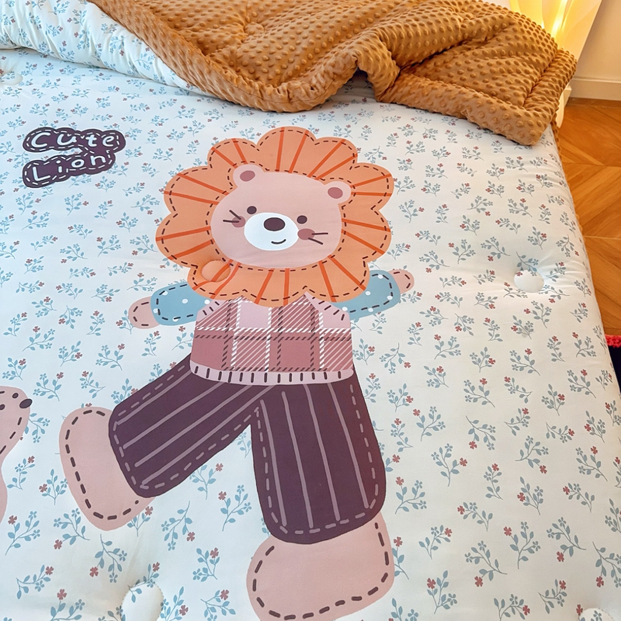 91家纺网 家纺一手货源 找家纺 兜米家居 2025新款针织棉专版数码印花豆豆绒被被子被芯 小狮子