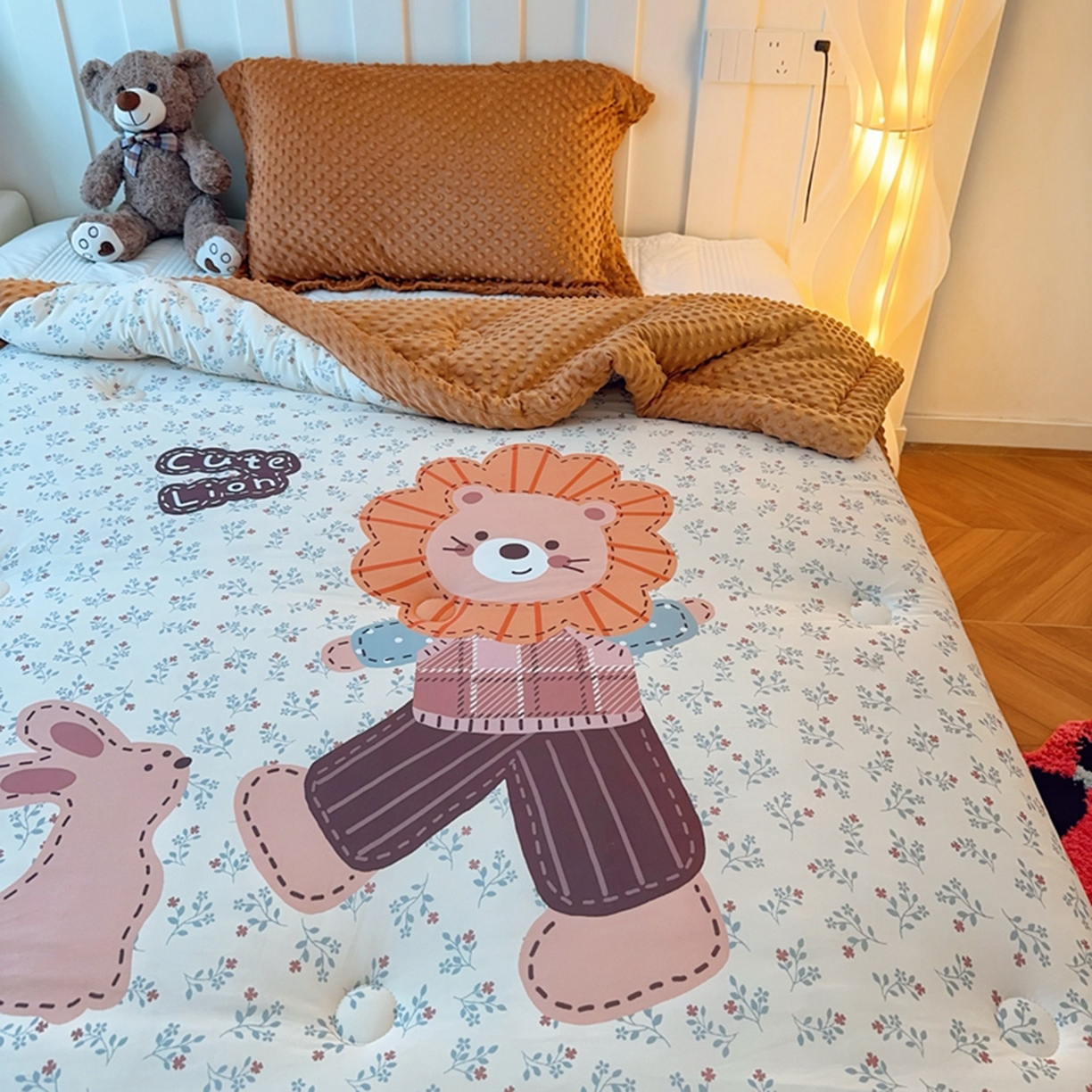 91家纺网 家纺一手货源 找家纺 兜米家居 2025新款针织棉专版数码印花豆豆绒被被子被芯 小狮子