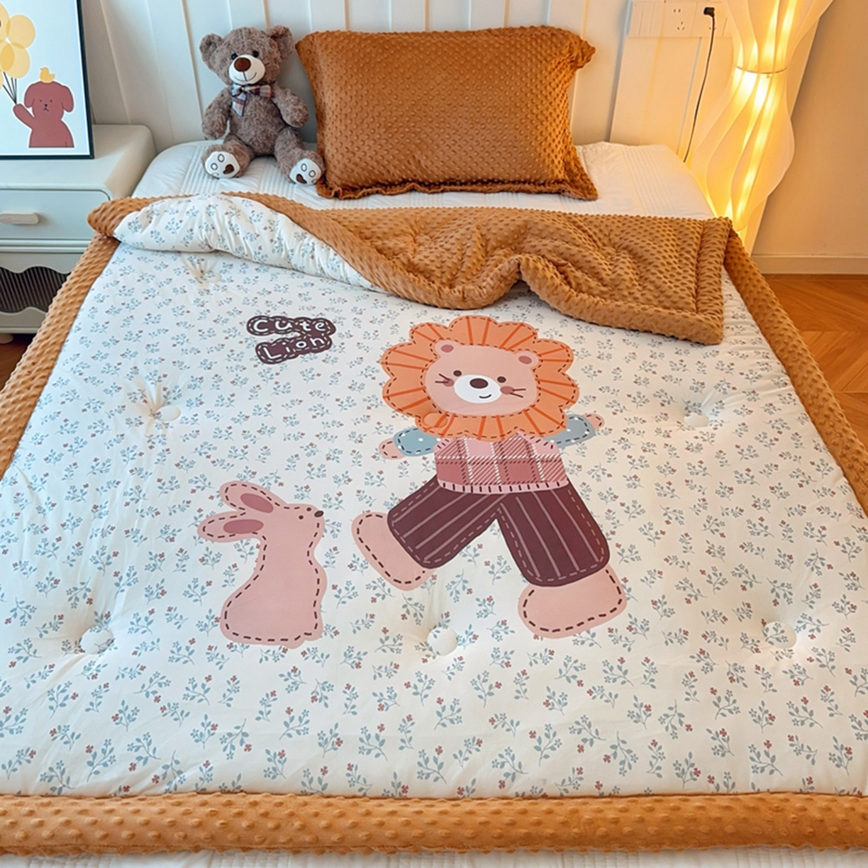 91家纺网 家纺一手货源 找家纺 兜米家居 2025新款针织棉专版数码印花豆豆绒被被子被芯 小狮子