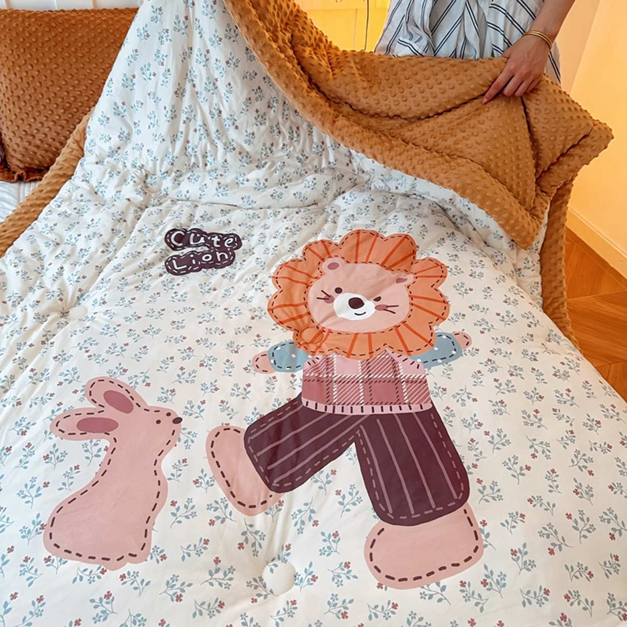 91家纺网 家纺一手货源 找家纺 兜米家居 2025新款针织棉专版数码印花豆豆绒被被子被芯 小狮子