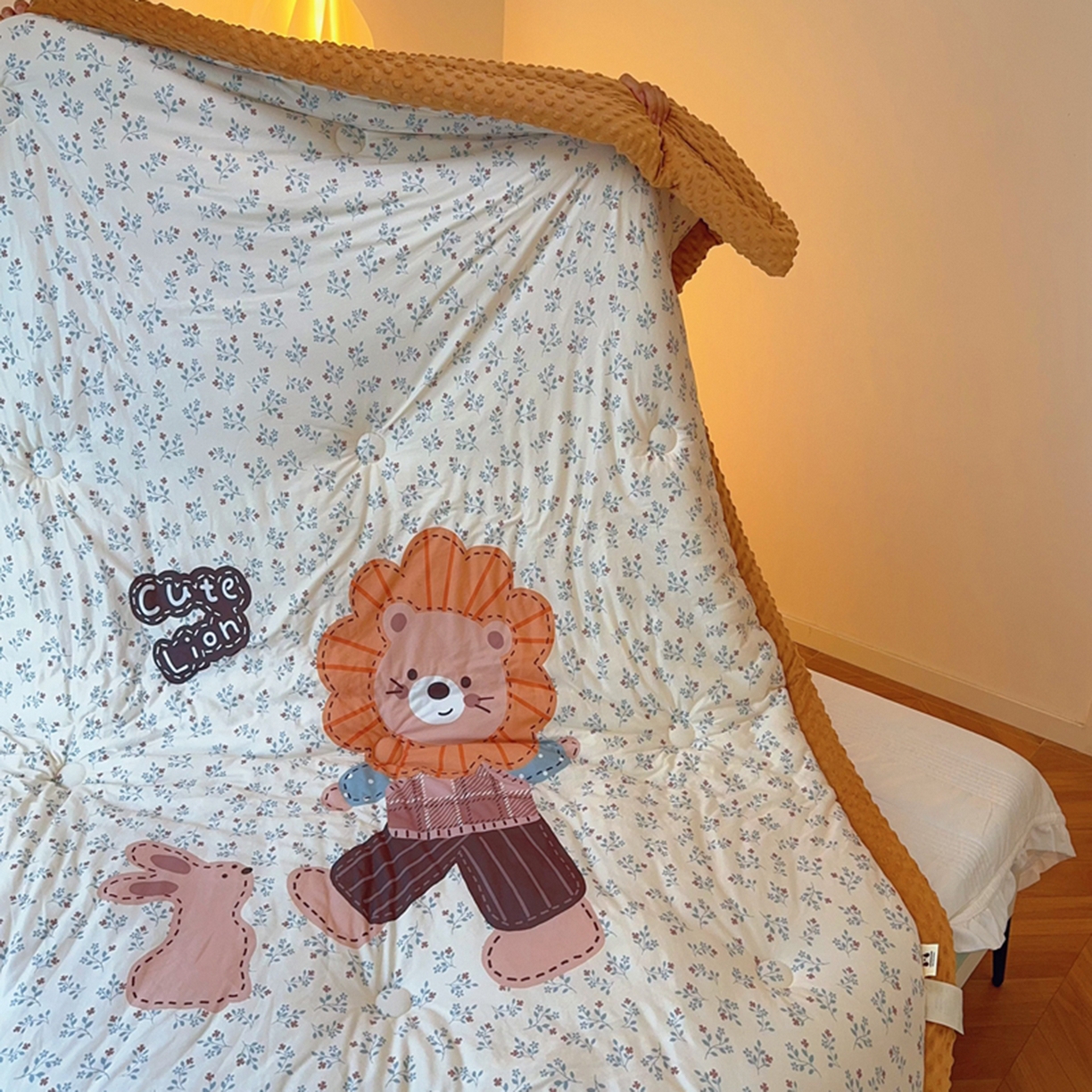 91家纺网 家纺一手货源 找家纺 兜米家居 2025新款针织棉专版数码印花豆豆绒被被子被芯 小狮子