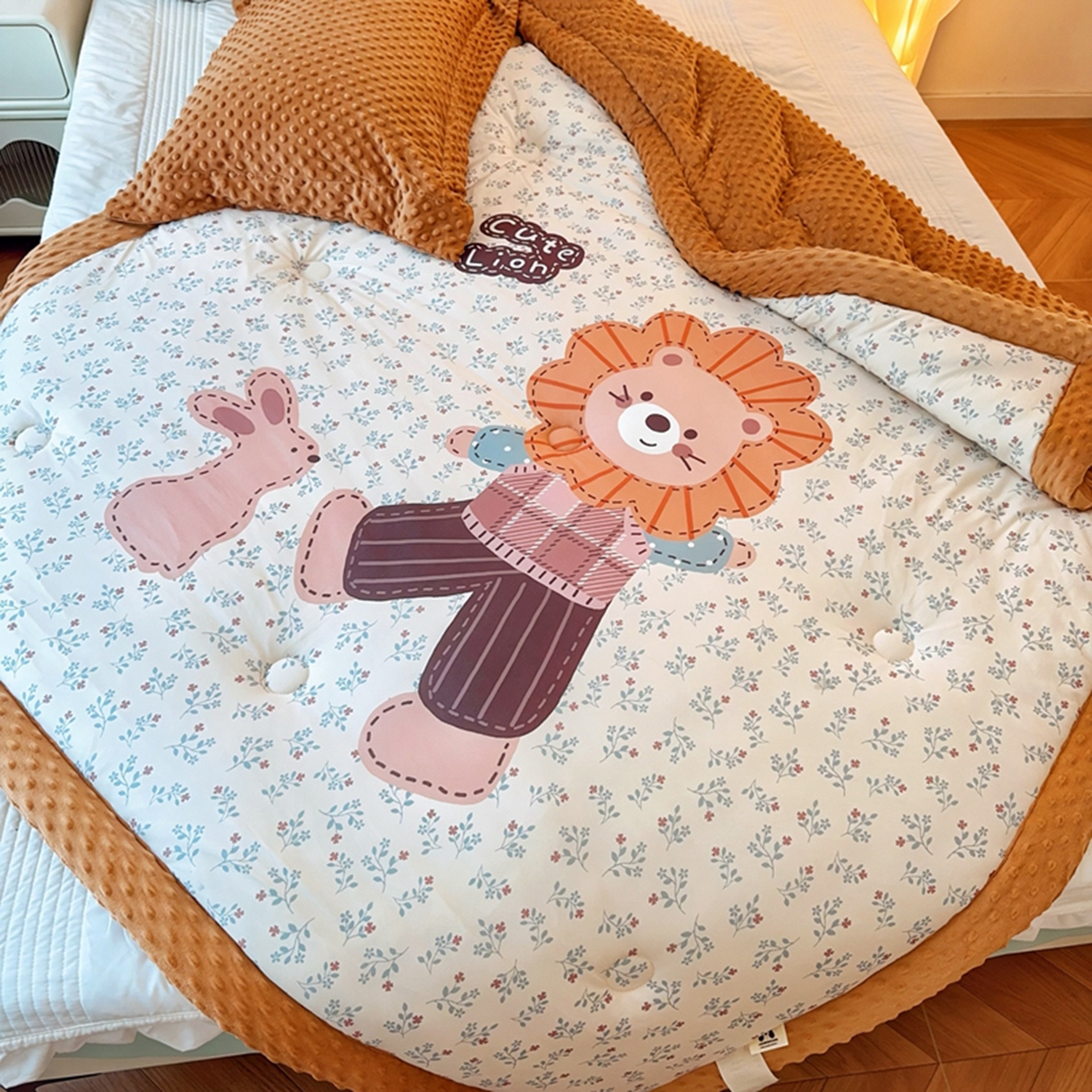 91家纺网 家纺一手货源 找家纺 兜米家居 2025新款针织棉专版数码印花豆豆绒被被子被芯 小狮子