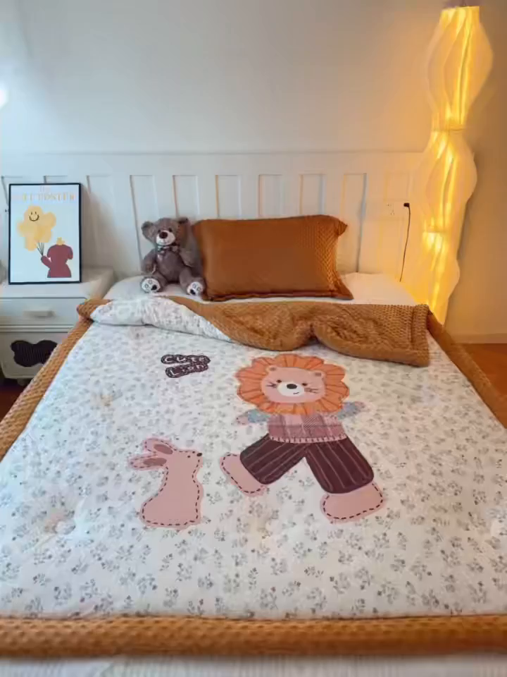 91家纺网 家纺一手货源 找家纺 兜米家居 2025新款针织棉专版数码印花豆豆绒被被子被芯 小狮子