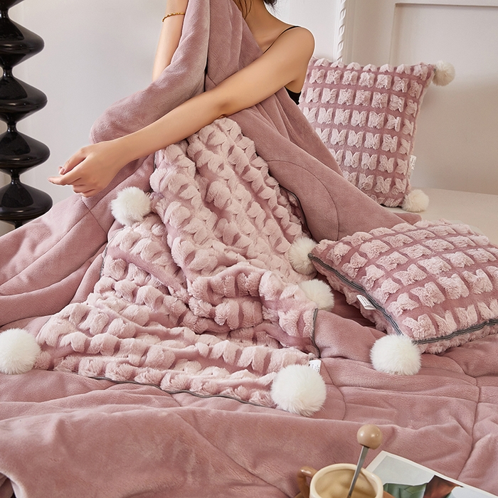 91家纺网 家纺一手货源 找家纺 伊可爱 2025新款秋冬轻奢婉约仿兔毛立体蝴蝶花抱枕被-翩翩 翩翩-豆粉