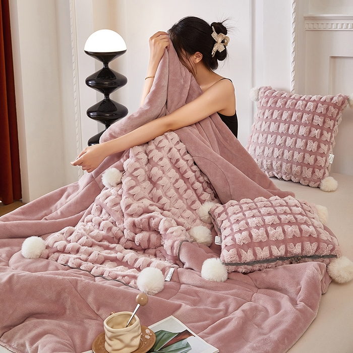 91家纺网 家纺一手货源 找家纺 伊可爱 2025新款秋冬轻奢婉约仿兔毛立体蝴蝶花抱枕被-翩翩 翩翩-豆粉