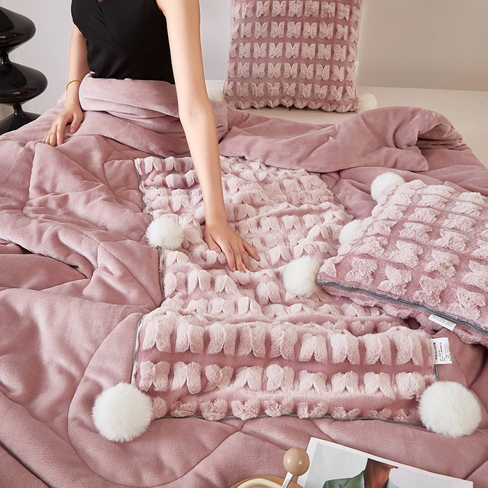 91家纺网 家纺一手货源 找家纺 伊可爱 2025新款秋冬轻奢婉约仿兔毛立体蝴蝶花抱枕被-翩翩 翩翩-豆粉