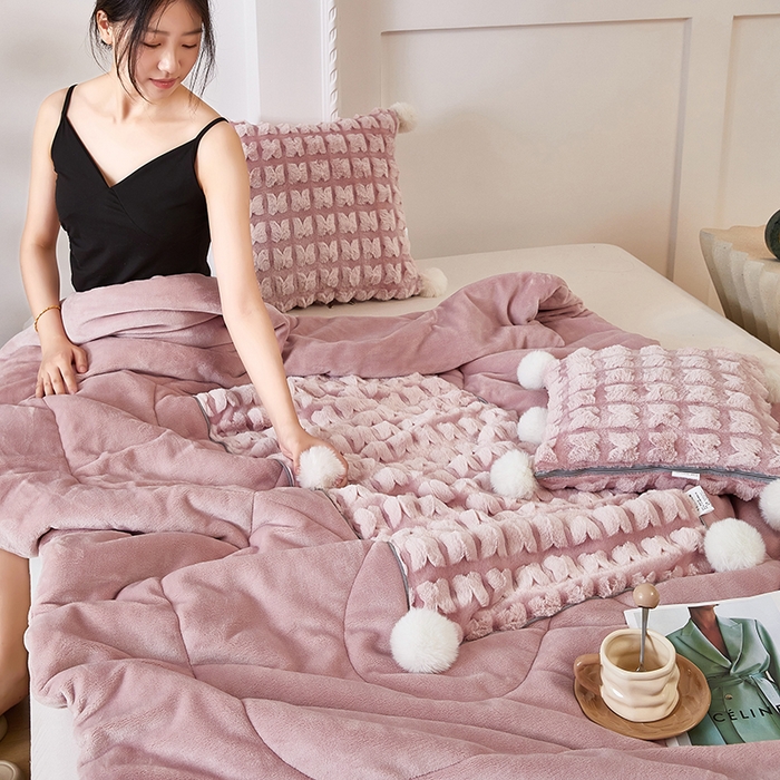 91家纺网 家纺一手货源 找家纺 伊可爱 2025新款秋冬轻奢婉约仿兔毛立体蝴蝶花抱枕被-翩翩 翩翩-豆粉