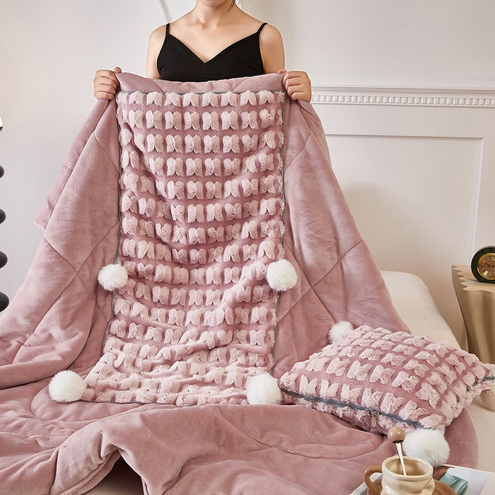 91家纺网 家纺一手货源 找家纺 伊可爱 2025新款秋冬轻奢婉约仿兔毛立体蝴蝶花抱枕被-翩翩 翩翩-豆粉