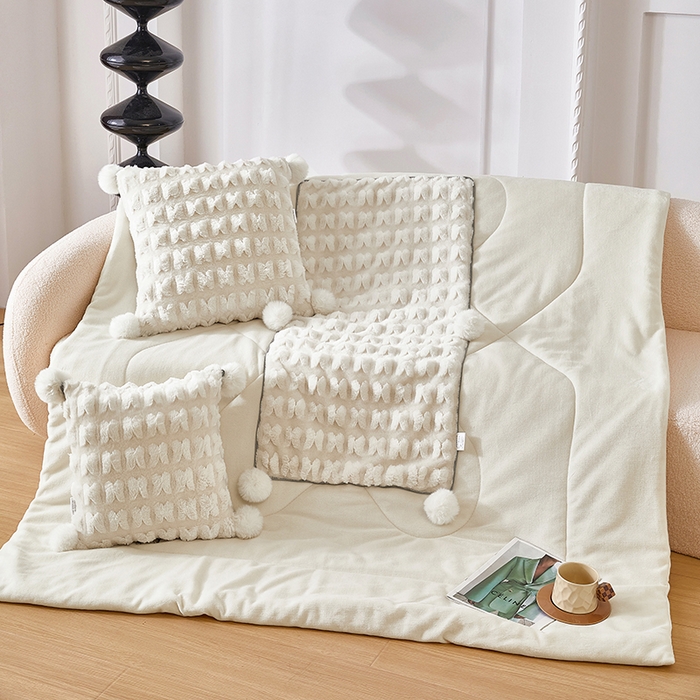 91家纺网 家纺一手货源 找家纺 伊可爱 2025新款秋冬轻奢婉约仿兔毛立体蝴蝶花抱枕被-翩翩 翩翩-奶白