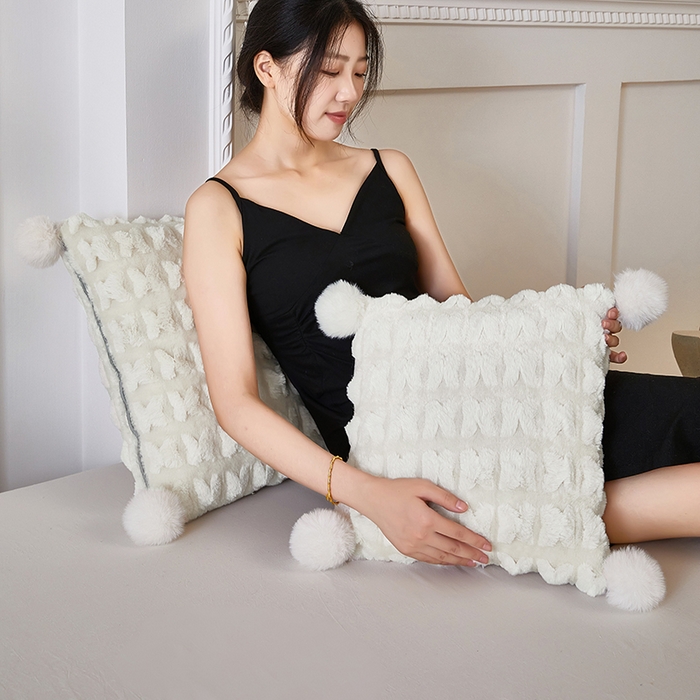 91家纺网 家纺一手货源 找家纺 伊可爱 2025新款秋冬轻奢婉约仿兔毛立体蝴蝶花抱枕被-翩翩 翩翩-奶白