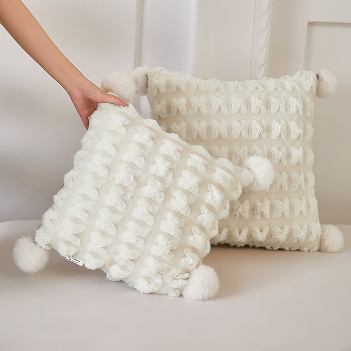 91家纺网 家纺一手货源 找家纺 伊可爱 2025新款秋冬轻奢婉约仿兔毛立体蝴蝶花抱枕被-翩翩 翩翩-奶白