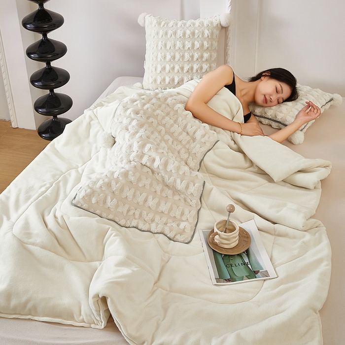 91家纺网 家纺一手货源 找家纺 伊可爱 2025新款秋冬轻奢婉约仿兔毛立体蝴蝶花抱枕被-翩翩 翩翩-奶白