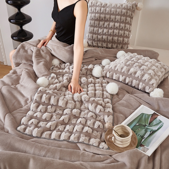 91家纺网 家纺一手货源 找家纺 伊可爱 2025新款秋冬轻奢婉约仿兔毛立体蝴蝶花抱枕被-翩翩 翩翩-浅咖