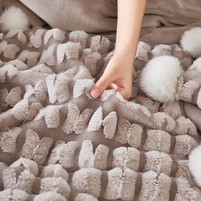 91家纺网 家纺一手货源 找家纺 伊可爱 2025新款秋冬轻奢婉约仿兔毛立体蝴蝶花抱枕被-翩翩 翩翩-浅咖