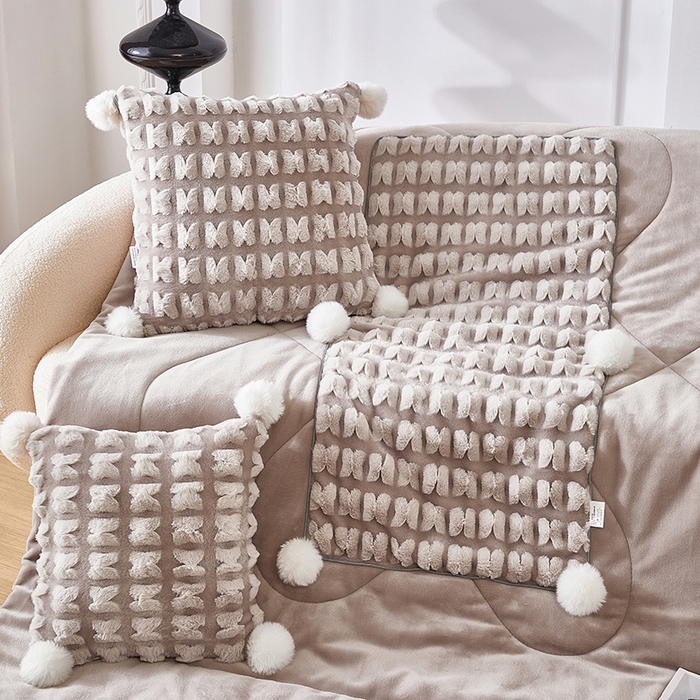 91家纺网 家纺一手货源 找家纺 伊可爱 2025新款秋冬轻奢婉约仿兔毛立体蝴蝶花抱枕被-翩翩 翩翩-浅咖