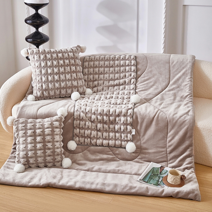 91家纺网 家纺一手货源 找家纺 伊可爱 2025新款秋冬轻奢婉约仿兔毛立体蝴蝶花抱枕被-翩翩 翩翩-浅咖