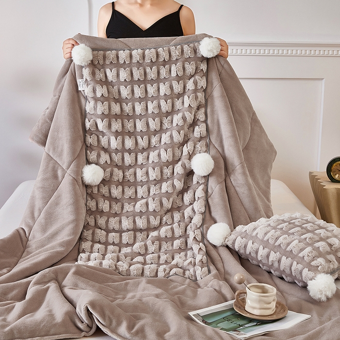 91家纺网 家纺一手货源 找家纺 伊可爱 2025新款秋冬轻奢婉约仿兔毛立体蝴蝶花抱枕被-翩翩 翩翩-浅咖