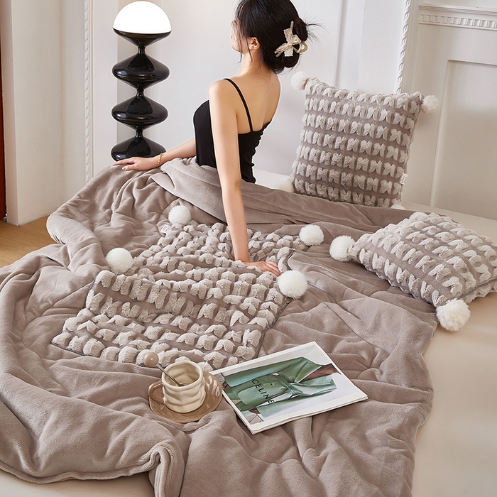 91家纺网 家纺一手货源 找家纺 伊可爱 2025新款秋冬轻奢婉约仿兔毛立体蝴蝶花抱枕被-翩翩 翩翩-浅咖