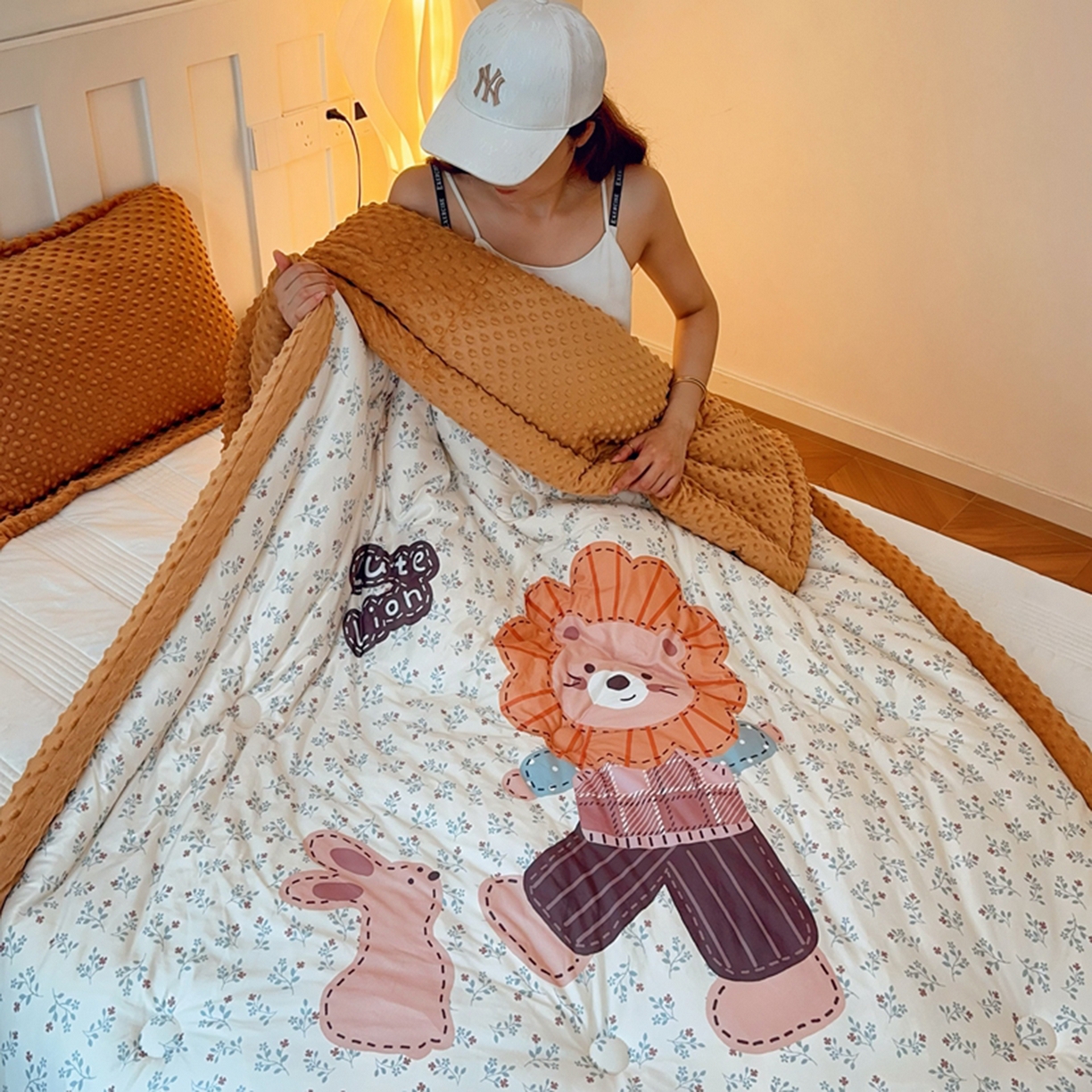 91家纺网 家纺一手货源 找家纺 兜米家居 2025新款针织棉专版数码印花豆豆绒被被子被芯 小狮子