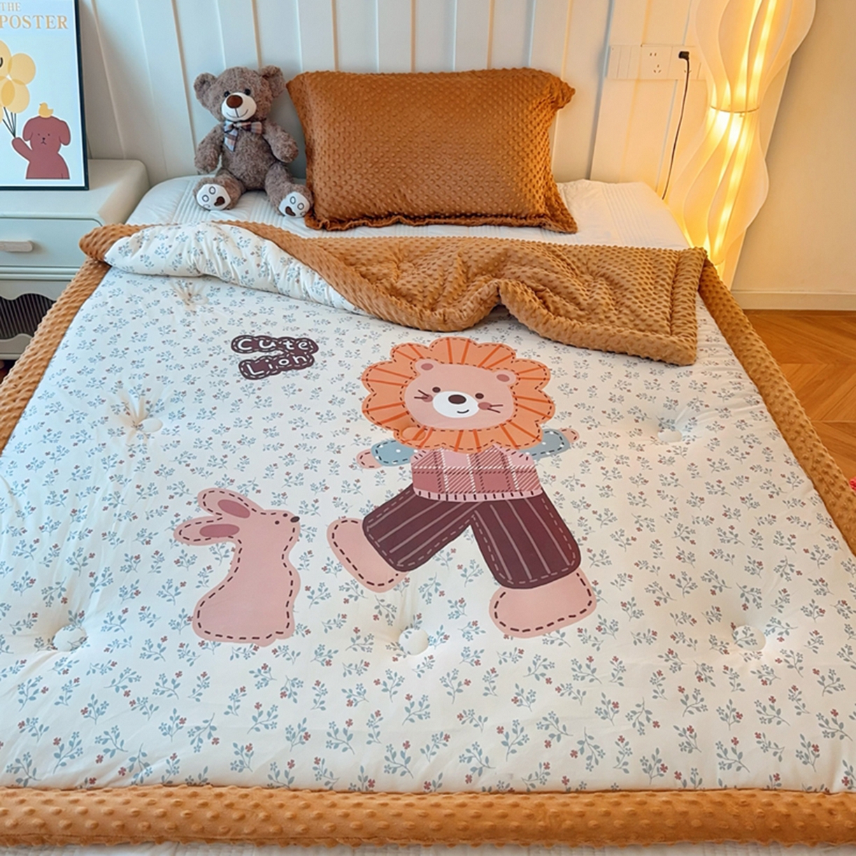 91家纺网 家纺一手货源 找家纺 兜米家居 2025新款针织棉专版数码印花豆豆绒被被子被芯 小狮子