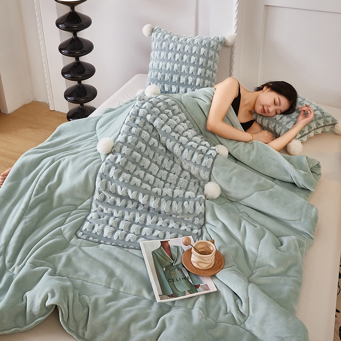 91家纺网 家纺一手货源 找家纺 伊可爱 2025新款秋冬轻奢婉约仿兔毛立体蝴蝶花抱枕被-翩翩 翩翩-浅兰