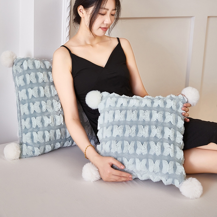 91家纺网 家纺一手货源 找家纺 伊可爱 2025新款秋冬轻奢婉约仿兔毛立体蝴蝶花抱枕被-翩翩 翩翩-浅兰