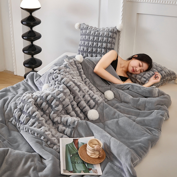 91家纺网 家纺一手货源 找家纺 伊可爱 2025新款秋冬轻奢婉约仿兔毛立体蝴蝶花抱枕被-翩翩 翩翩-银灰