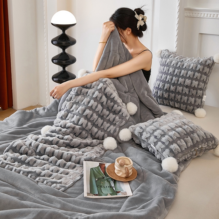 91家纺网 家纺一手货源 找家纺 伊可爱 2025新款秋冬轻奢婉约仿兔毛立体蝴蝶花抱枕被-翩翩 翩翩-银灰