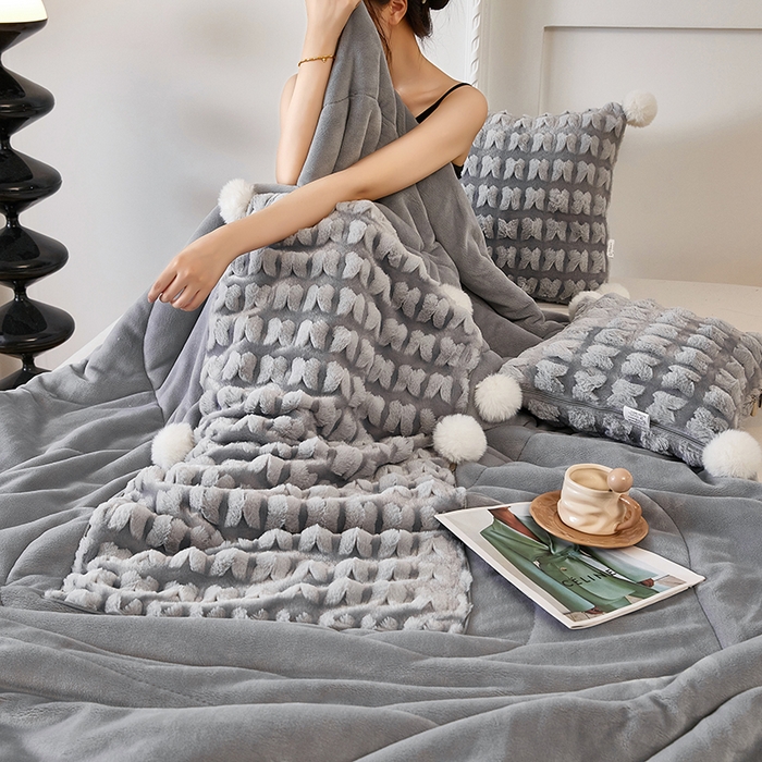 91家纺网 家纺一手货源 找家纺 伊可爱 2025新款秋冬轻奢婉约仿兔毛立体蝴蝶花抱枕被-翩翩 翩翩-银灰