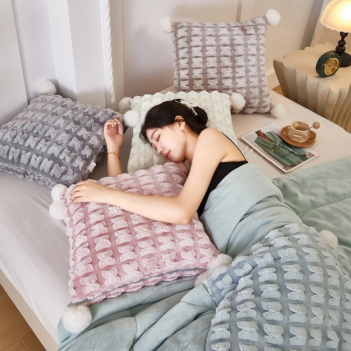 91家纺网 家纺一手货源 找家纺 伊可爱 2025新款秋冬轻奢婉约仿兔毛立体蝴蝶花抱枕被-翩翩 组合图