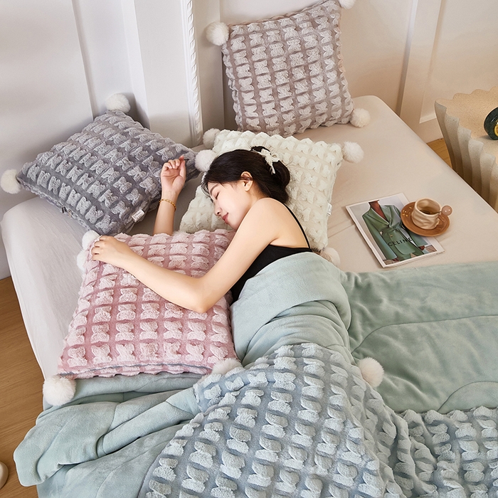 91家纺网 家纺一手货源 找家纺 伊可爱 2025新款秋冬轻奢婉约仿兔毛立体蝴蝶花抱枕被-翩翩 组合图