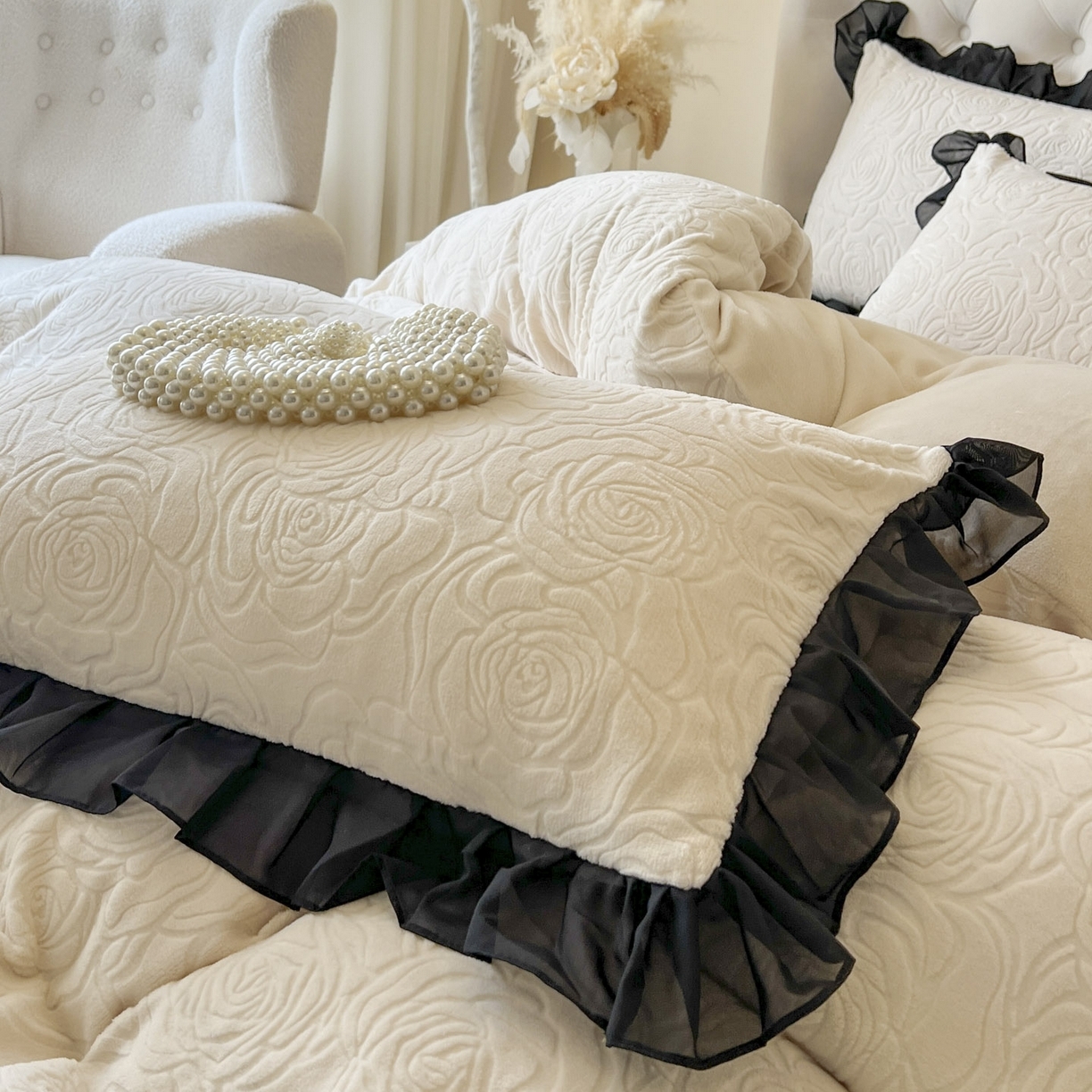 91家纺网 家纺一手货源 找家纺 （总）恋尚 2025新款牛奶绒可妮露系列床裙四件套（控价285起）