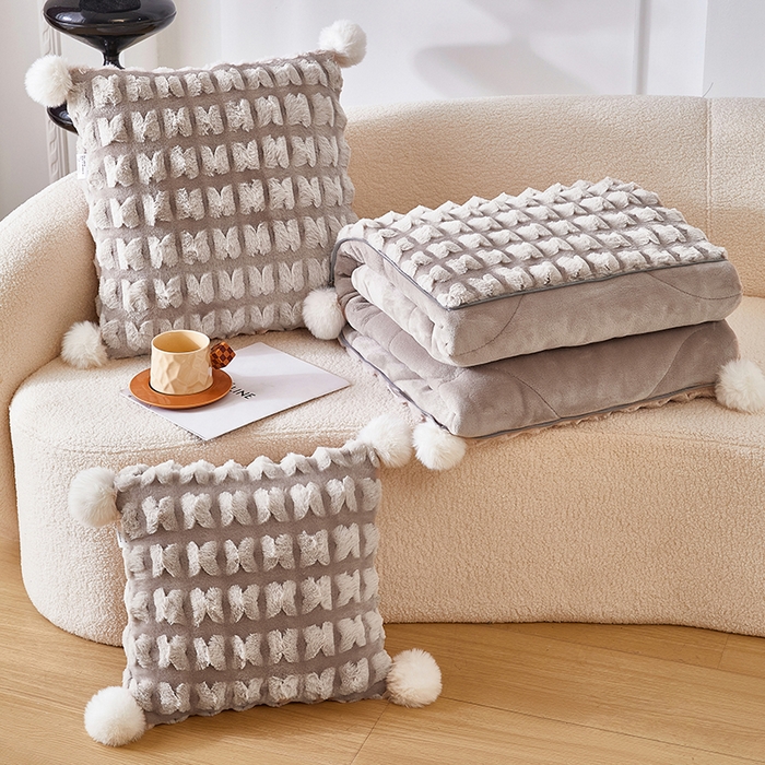 91家纺网 家纺一手货源 找家纺 （总）伊可爱 2025新款秋冬轻奢婉约仿兔毛立体蝴蝶花抱枕被-翩翩