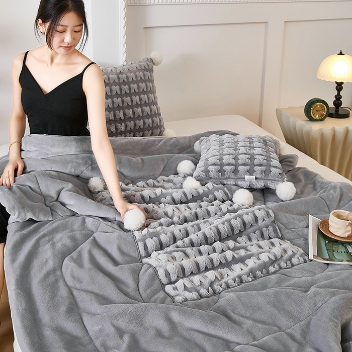 91家纺网 家纺一手货源 找家纺 （总）伊可爱 2025新款秋冬轻奢婉约仿兔毛立体蝴蝶花抱枕被-翩翩