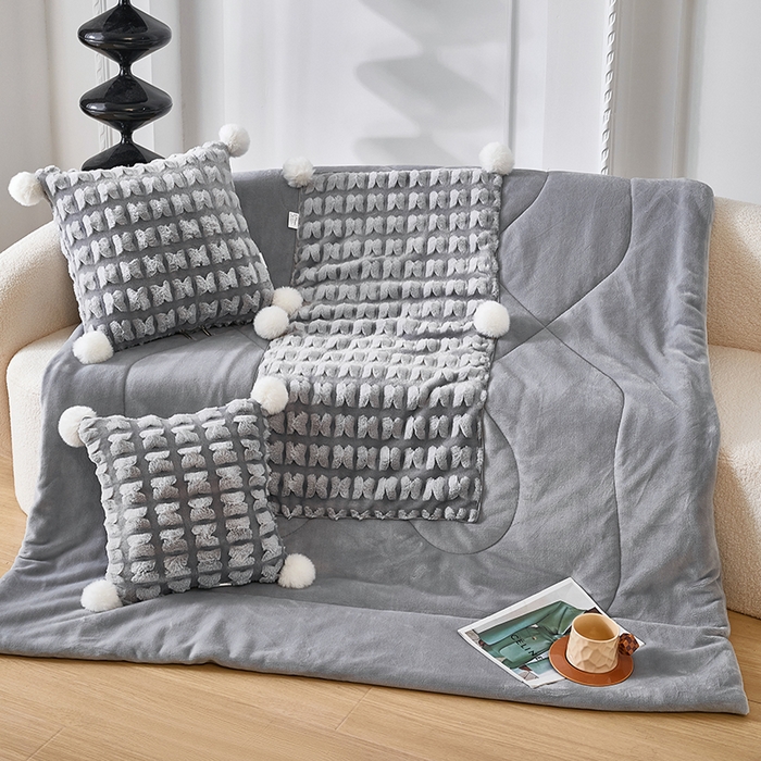 91家纺网 家纺一手货源 找家纺 （总）伊可爱 2025新款秋冬轻奢婉约仿兔毛立体蝴蝶花抱枕被-翩翩