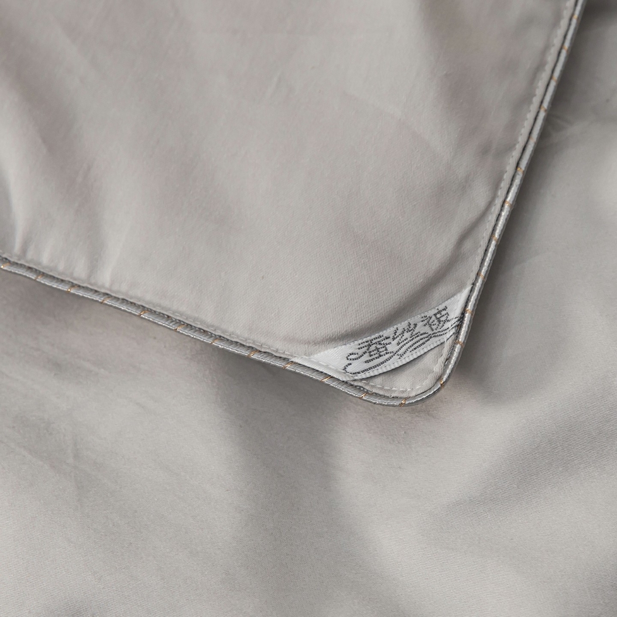 91家纺网 家纺一手货源 找家纺 蚕云阁蚕丝家居 2025新款舒适保暖被子被芯-比翼双飞 比翼双飞-灰色精梳柞蚕丝