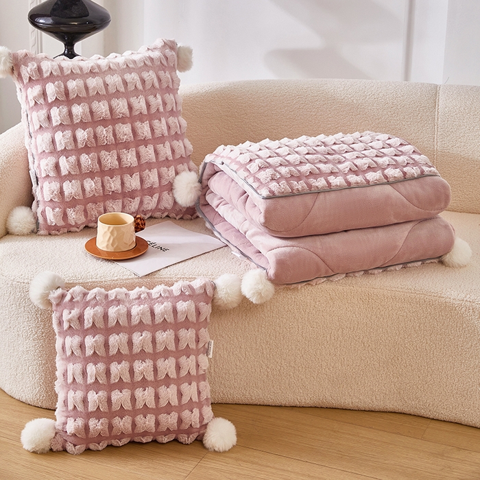 91家纺网 家纺一手货源 找家纺 伊可爱 2025新款秋冬轻奢婉约仿兔毛立体蝴蝶花抱枕被-翩翩 翩翩-豆粉