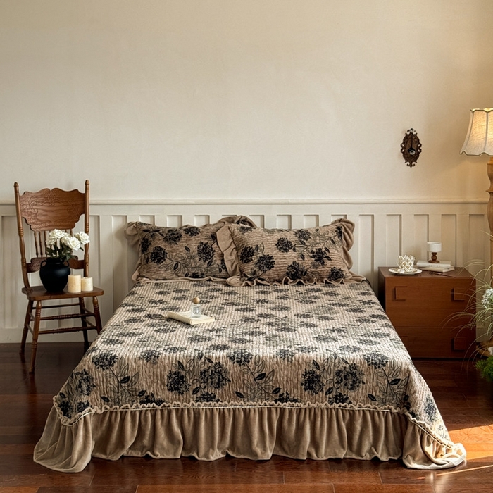 花香四季家纺 2025新款全消光牛奶绒夹棉绗缝床盖床垫子单件三件套 秘境