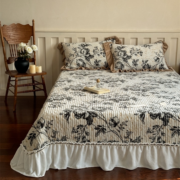 91家纺网 家纺一手货源 找家纺 花香四季家纺 2025新款全消光牛奶绒夹棉绗缝床盖床垫子单件三件套 法式浪漫