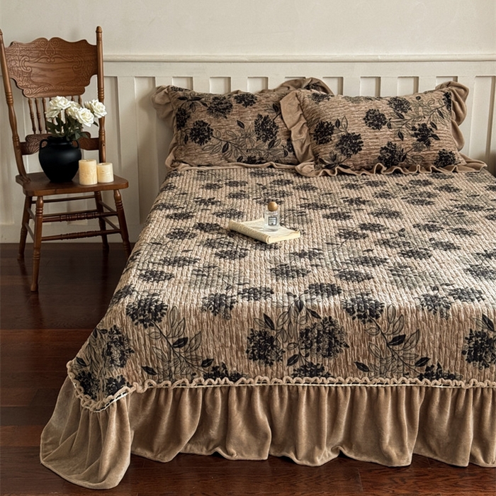 91家纺网 家纺一手货源 找家纺 花香四季家纺 2025新款全消光牛奶绒夹棉绗缝床盖床垫子单件三件套 秘境