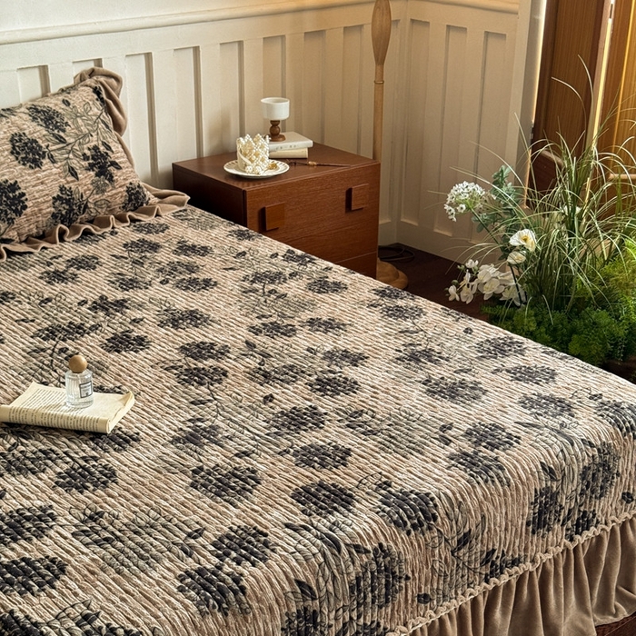 91家纺网 家纺一手货源 找家纺 花香四季家纺 2025新款全消光牛奶绒夹棉绗缝床盖床垫子单件三件套 秘境