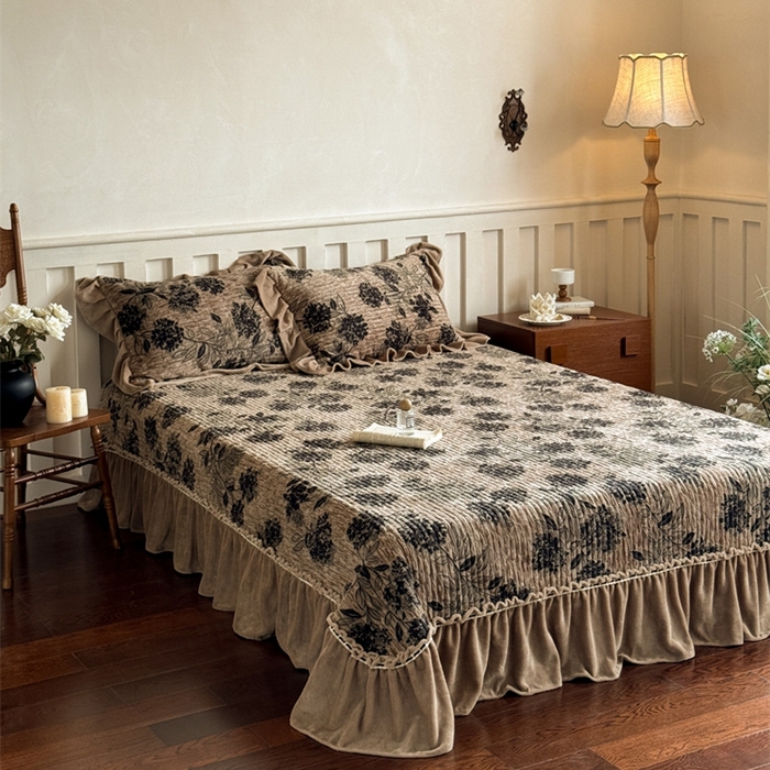 91家纺网 家纺一手货源 找家纺 花香四季家纺 2025新款全消光牛奶绒夹棉绗缝床盖床垫子单件三件套 秘境